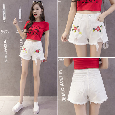 Blugi scurti dama casual cu motive rupte si broderii cu flori - doua modele