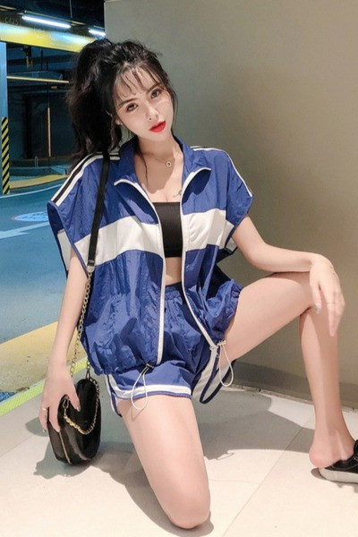 Спортно-Ежедневен дамски комплект в син цвят с къс панталон и горнище с цип