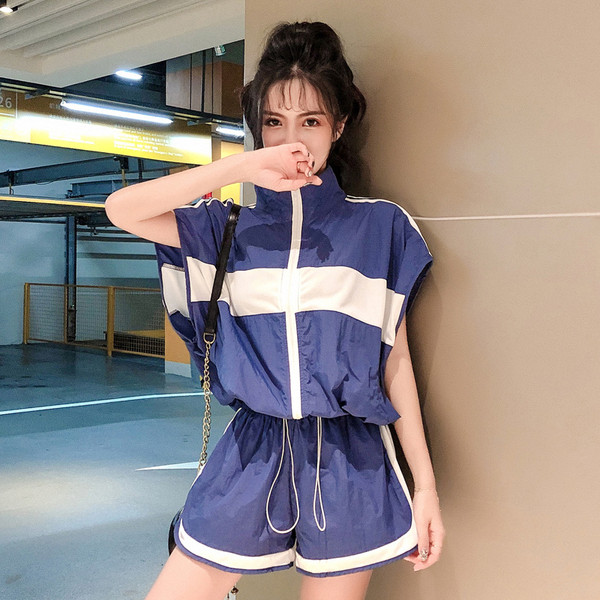 Спортно-Ежедневен дамски комплект в син цвят с къс панталон и горнище с цип