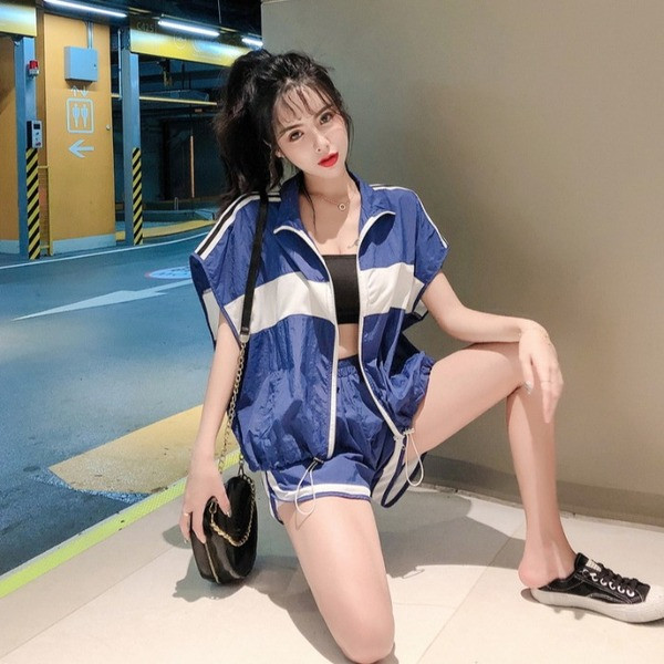 Спортно-Ежедневен дамски комплект в син цвят с къс панталон и горнище с цип