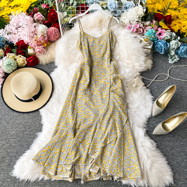 Дълга дамска рокля с  флорален десен и тънки презрамки