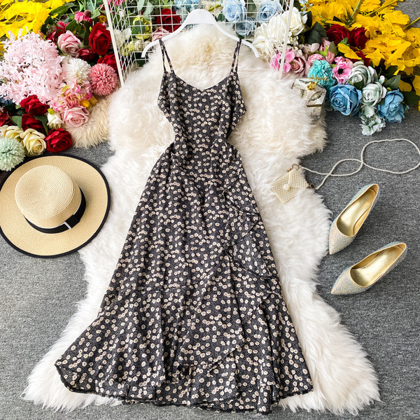 Дълга дамска рокля с  флорален десен и тънки презрамки