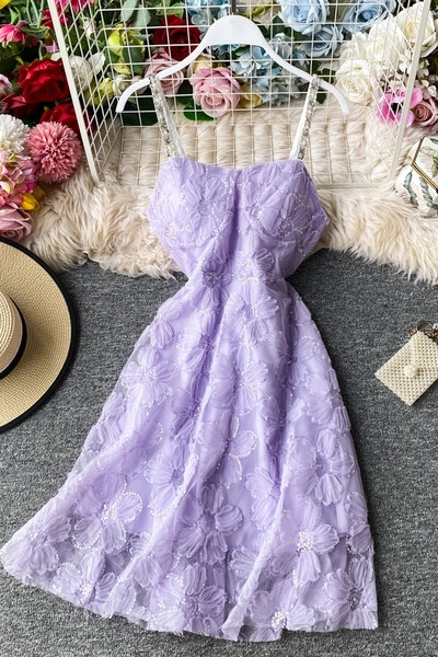 Стилна дамска рокля с тюл и пайети на презрамките