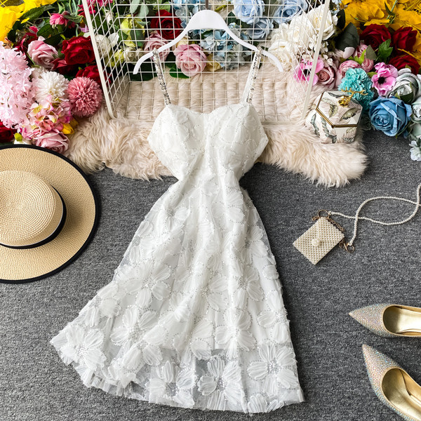 Стилна дамска рокля с тюл и пайети на презрамките