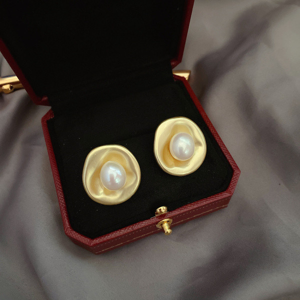 Дамски кръгли обеци с перли в златист цвят