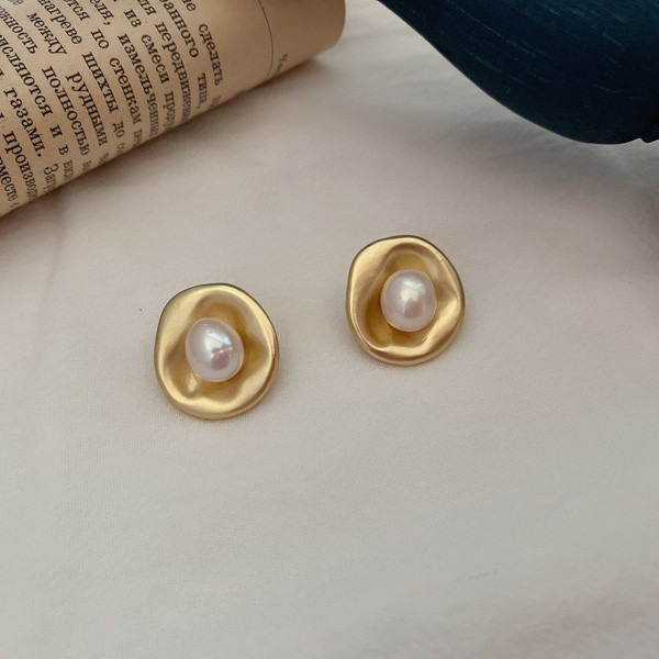 Γυναικεία στρογγυλά σκουλαρίκια με πέρλες σε χρυσό χρώμα