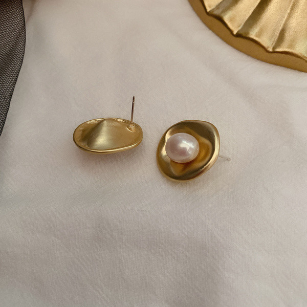 Γυναικεία στρογγυλά σκουλαρίκια με πέρλες σε χρυσό χρώμα