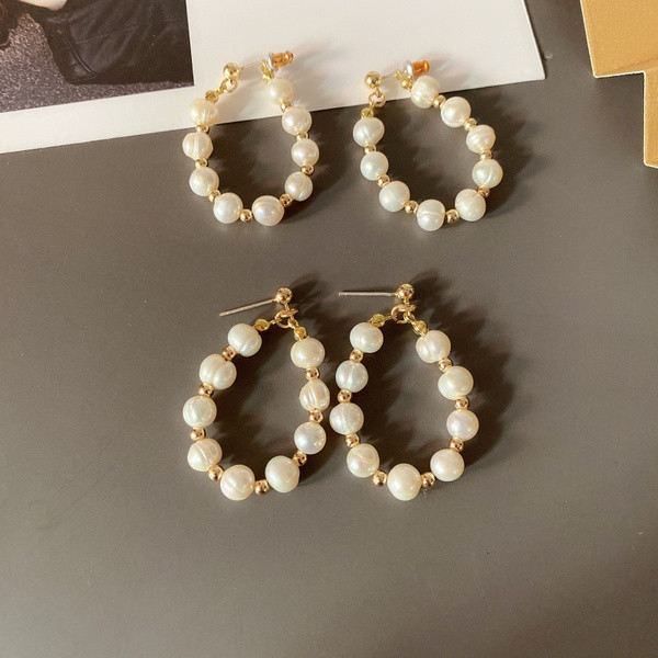 Дамски кръгли обеци в златист цвят с перли