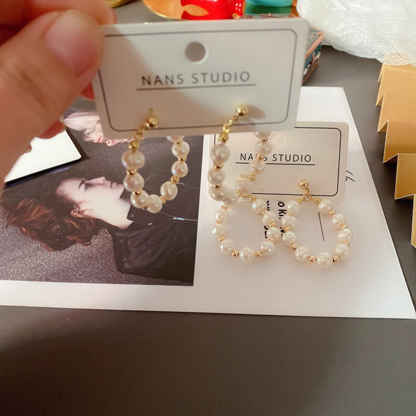 Дамски кръгли обеци в златист цвят с перли