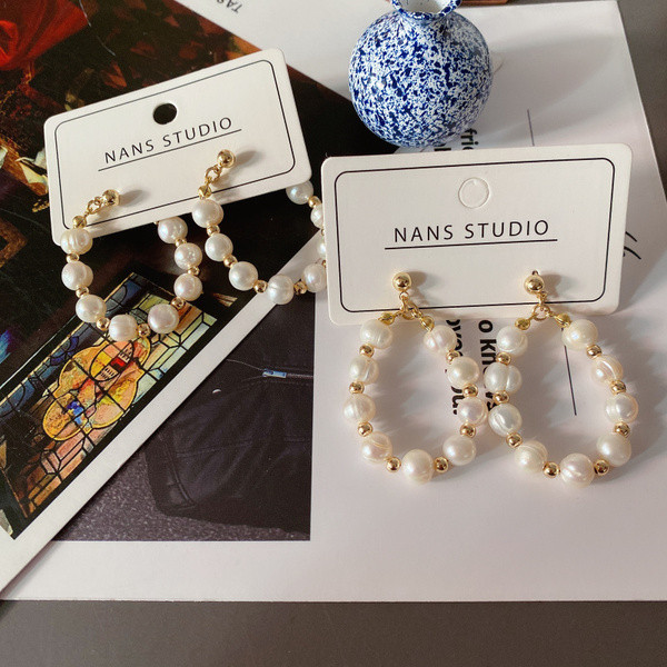 Дамски кръгли обеци в златист цвят с перли