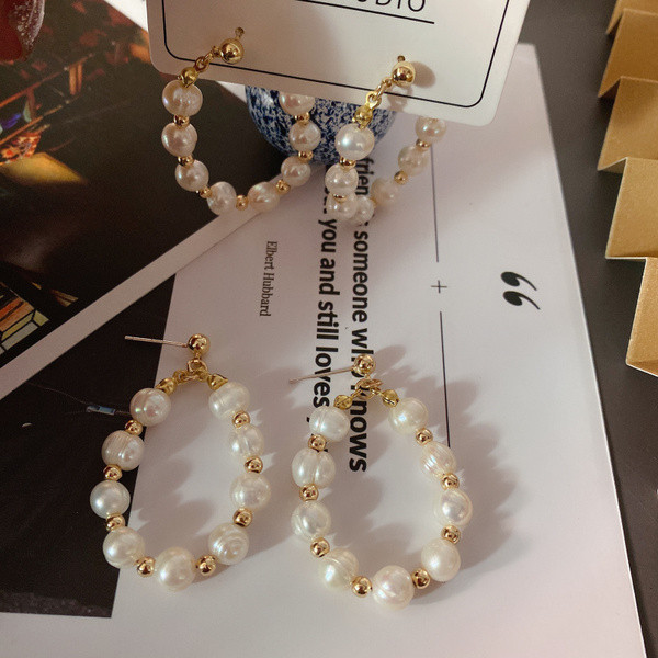 Дамски кръгли обеци в златист цвят с перли