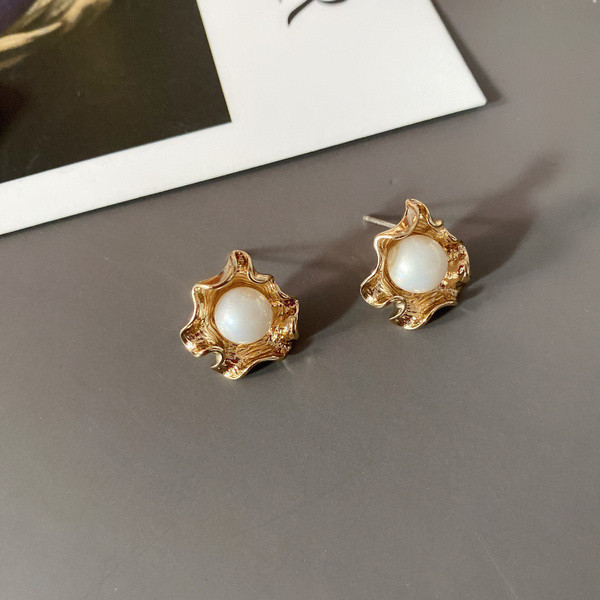 Дамски обеци в златист цвят с декорация перли