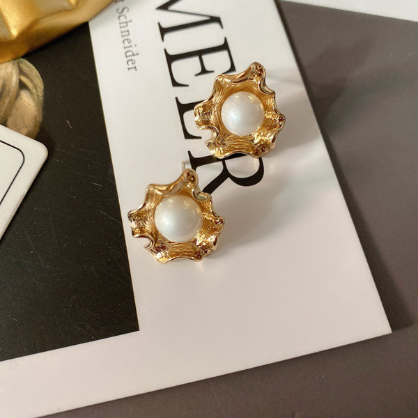 Дамски обеци в златист цвят с декорация перли