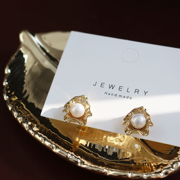 Дамски обеци в златист цвят с декорация перли
