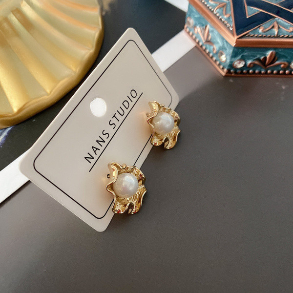 Дамски обеци в златист цвят с декорация перли