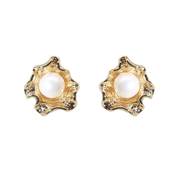 Дамски обеци в златист цвят с декорация перли