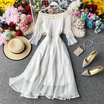 Γυναικείο φόρεμα με 3/4 μανίκια και γυμνούς ώμους - λευκό χρώμα