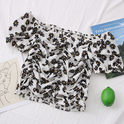 Γυναικεία κοντή μπλούζα με λαιμόκοψη και κοντά μανίκια