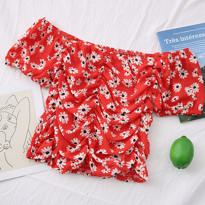 Γυναικεία κοντή μπλούζα με λαιμόκοψη και κοντά μανίκια