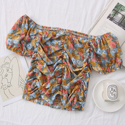 Γυναικεία κοντή μπλούζα με λαιμόκοψη και κοντά μανίκια