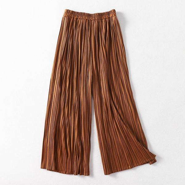 Широк модел дамски плисиран панталон в кафяв цвят