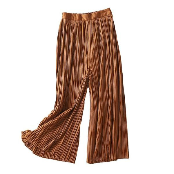Широк модел дамски плисиран панталон в кафяв цвят