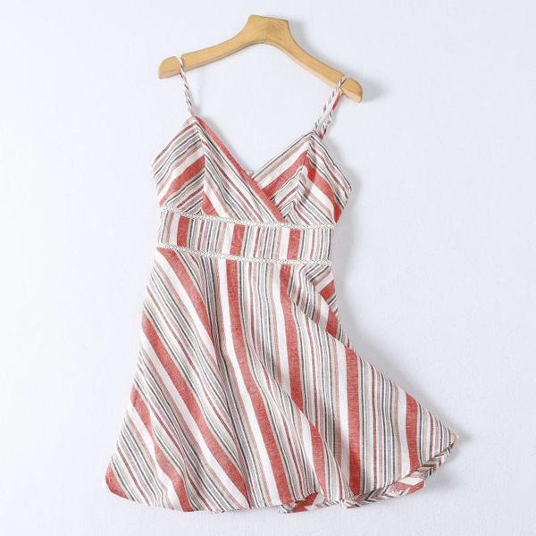 Модерна рокля с дълбоко деколте и тънки презрамки