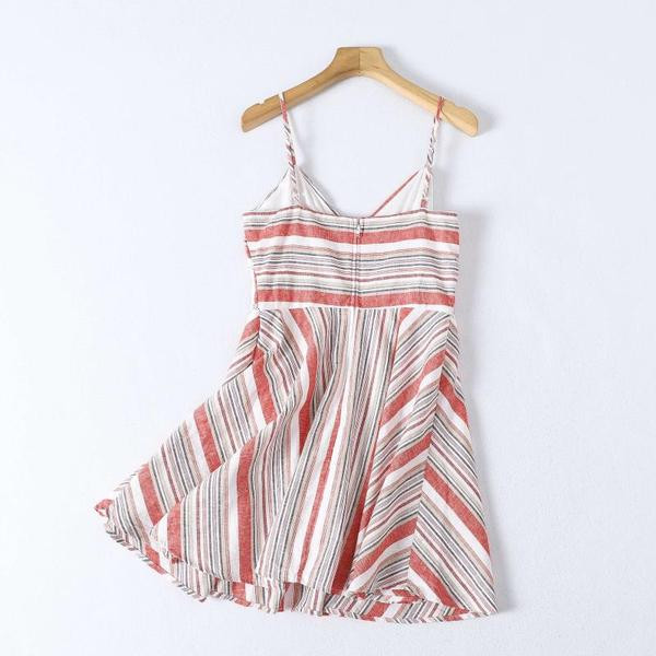 Модерна рокля с дълбоко деколте и тънки презрамки