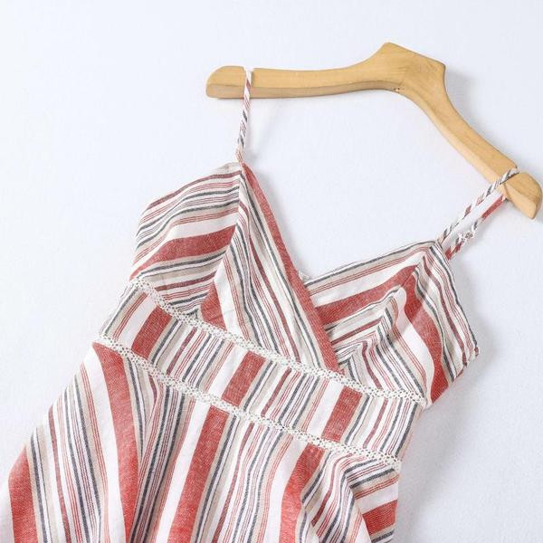 Модерна рокля с дълбоко деколте и тънки презрамки