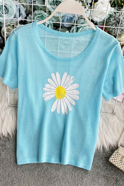 Lezser női póló virággal, kerek nyakkivágással