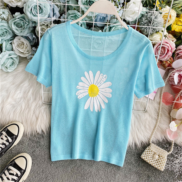 Lezser női póló virággal, kerek nyakkivágással