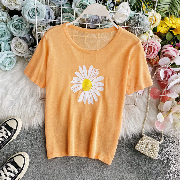 Lezser női póló virággal, kerek nyakkivágással