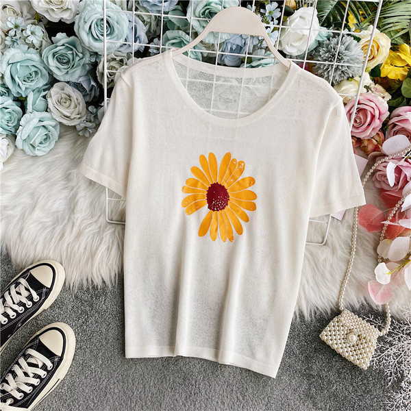Lezser női póló virággal, kerek nyakkivágással