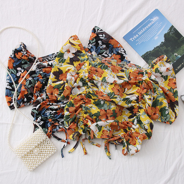 Къса дамска блуза с флорален десен и лодка деколте