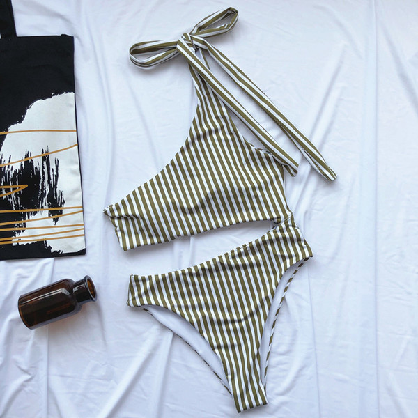 Prugasti ženski dvodijelni kupaći kostim s vezicama i visokim strukom