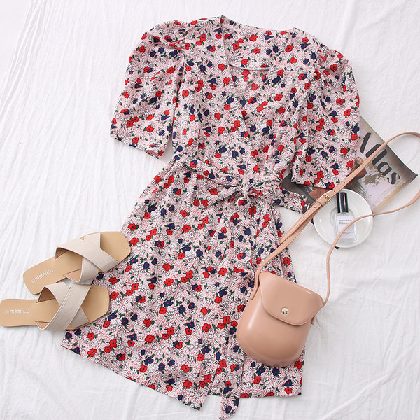 Γυναικείο φόρεμα με ζώνη, λουλουδάτο μοτίβο και σπιτ ντεκολτέ