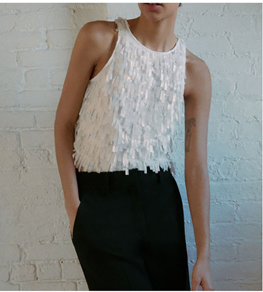 Модерен дамски потник в бял цвят с ресни