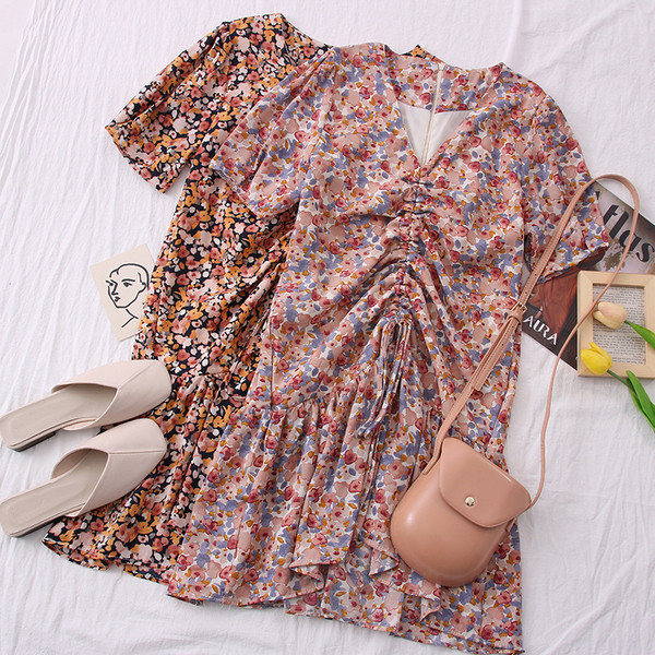 Ежедневна дамска рокля с шпиц деколте и набрана част