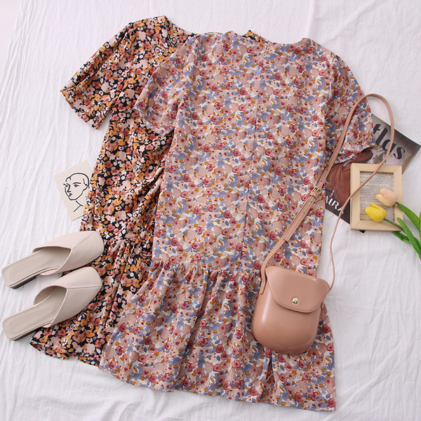 Ежедневна дамска рокля с шпиц деколте и набрана част