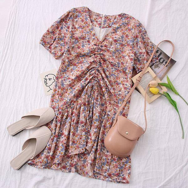 Ежедневна дамска рокля с шпиц деколте и набрана част