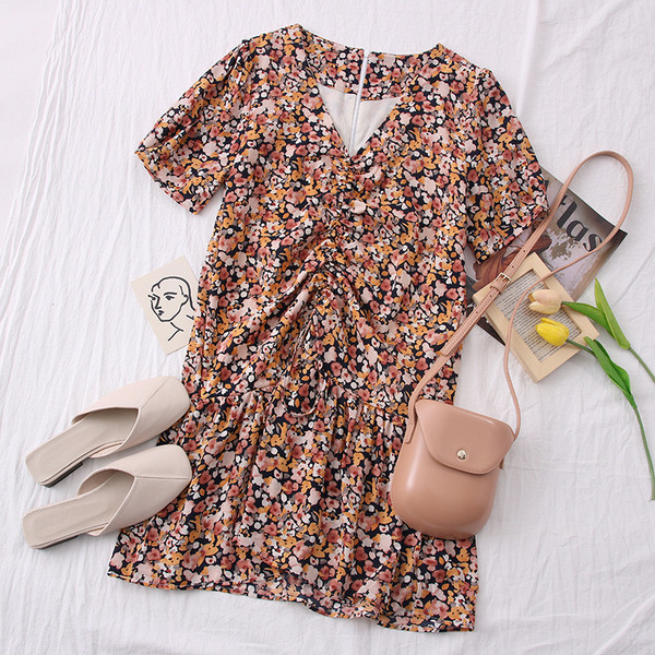 Ежедневна дамска рокля с шпиц деколте и набрана част