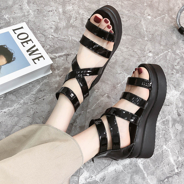 НОВО Дамски сандали с дебела подметка и цип 