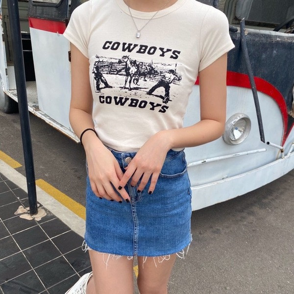 Вталена блуза в бял цвят с апликация