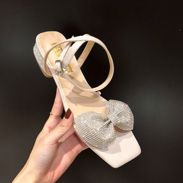 Дамски модерни сандали с камъни и каишка