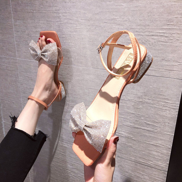 Дамски модерни сандали с камъни и каишка