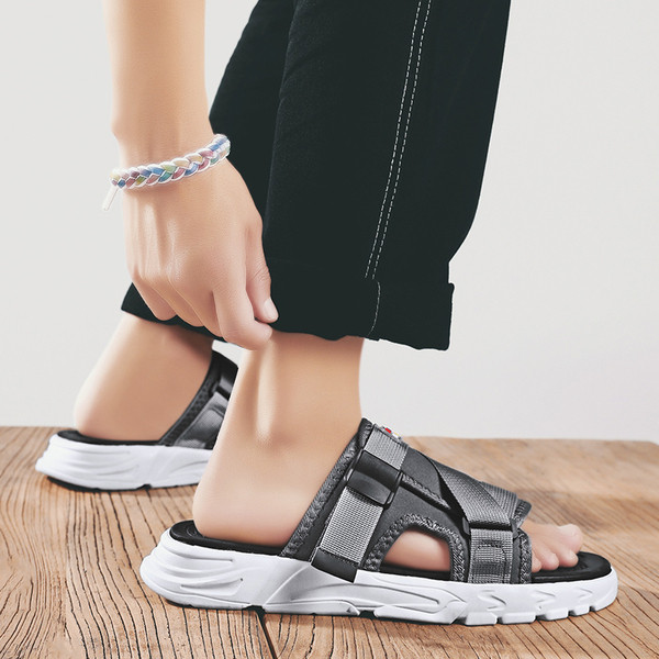 Musta värvi lameda tallaga vabaaja meeste sussid