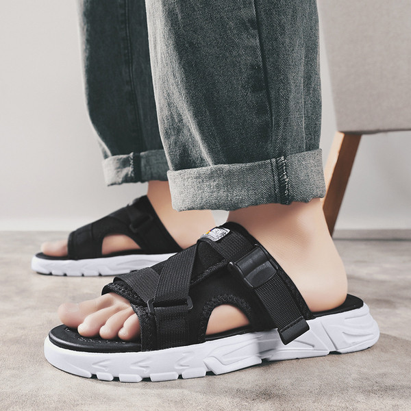 Musta värvi lameda tallaga vabaaja meeste sussid