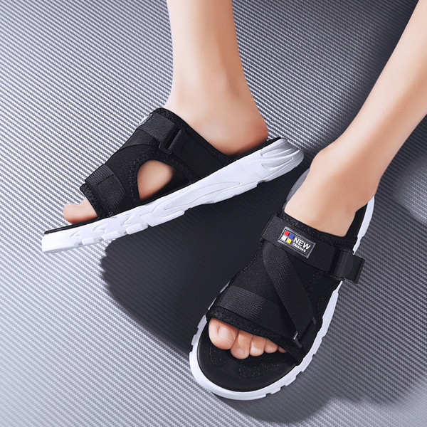 Musta värvi lameda tallaga vabaaja meeste sussid