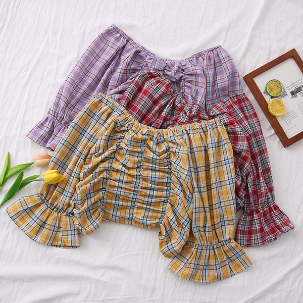 Kockás női blúz lótusz ujjal és csónakos nyakkivágással