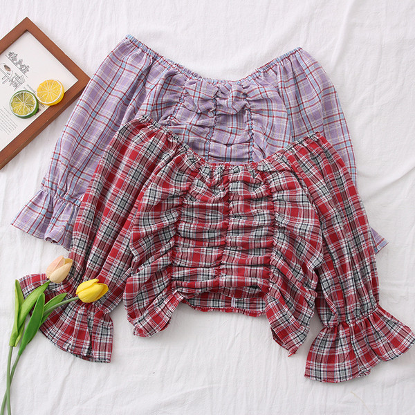 Kockás női blúz lótusz ujjal és csónakos nyakkivágással